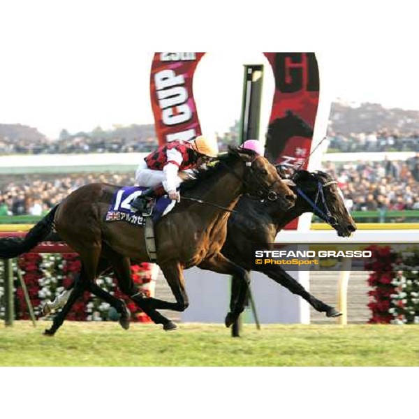 Frankie Dettori on Alkaased wins the Japan Cup 2005 at Fuchu racetrack beating Christophe Lemaire on Heart\'s Cry Tokyo, 27th november 2005 ph. Stefano Grasso