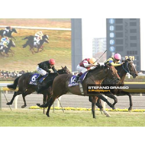 at few meters to the line Frankie Dettori on Alkaased leads the Japan Cup 2005 at Fuchu racetrack beating Christophe Lemaire on Heart\'s Cry. Behind Oujia Board with Kieren Fallon Tokyo, 27th november 2005 ph. Stefano Grasso