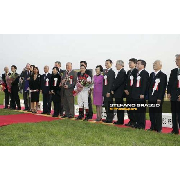 giving prize for Alkaased\'s connection winners of the Japan Cup 2005 at Fuchu racetrack Tokyo, 27th november 2005 ph. Stefano Grasso