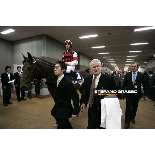 Frankie Dettori on Alkaased comes back after winning the Japan Cup 2005 with Luca Cumani Tokyo, 27th november 2005 ph. Stefano Grasso