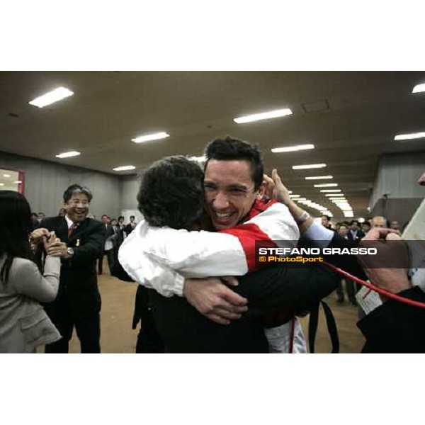 Luca Cumani embraces Frankie Dettori after winning the Japan Cup 2005 Tokyo, 27th november 2005 ph. Stefano Grasso