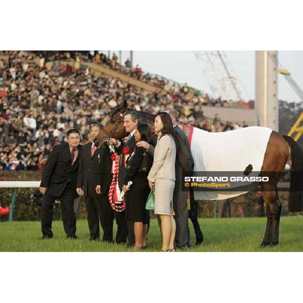 giving prize for Alkaased\'s connection winners of The Japan Cup 2005 Tokyo, 27th november 2005 ph. Stefano Grasso