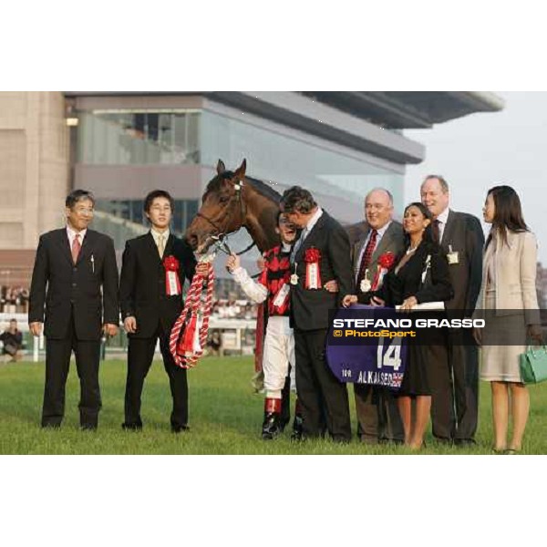 giving prize for Alkaased\'s connection winners of The Japan Cup 2005 Tokyo, 27th november 2005 ph. Stefano Grasso