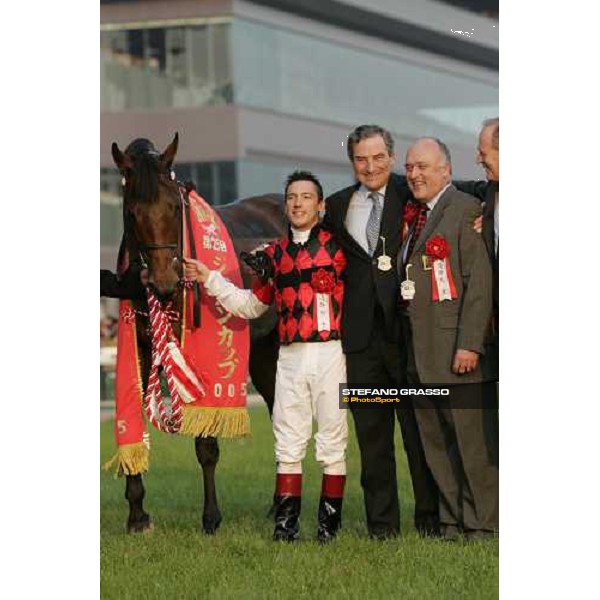 Frankie Dettori, Luca Cumani and Mr. Charlton with Alkaased in the winner enclosure of The Japan Cup 2005 Tokyo, 27th november 2005 ph. Stefano Grasso