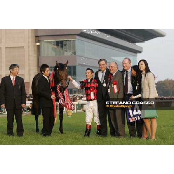 giving prize for Alkaased\'s connection winners of The Japan Cup 2005 Tokyo, 27th november 2005 ph. Stefano Grasso