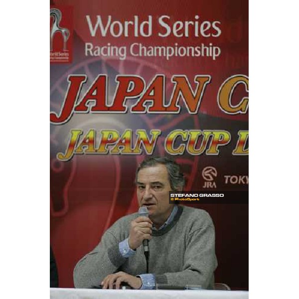 Luca Cumani answer to the questions of japanese press during the press conference of the Japan Cup Tokyo, 27th november 2005 ph. Stefano Grasso