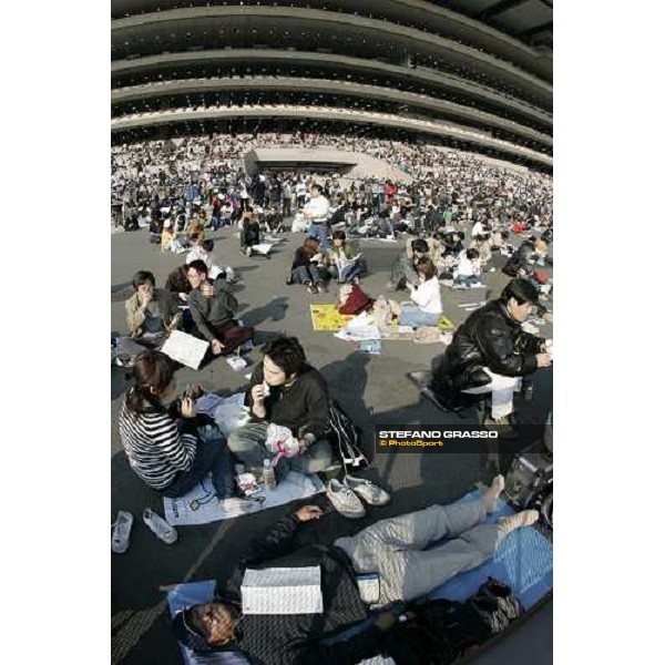 racegoers at Fuchu race course Tokyo, 27th november 2005 ph. Stefano Grasso