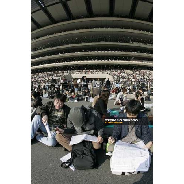 racegoers at Fuchu race course Tokyo, 27th november 2005 ph. Stefano Grasso