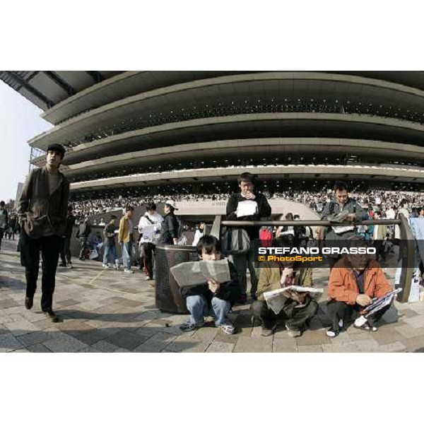 racegoers at Fuchu race course Tokyo, 27th november 2005 ph. Stefano Grasso