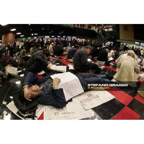 racegoers at Fuchu race course Tokyo, 27th november 2005 ph. Stefano Grasso