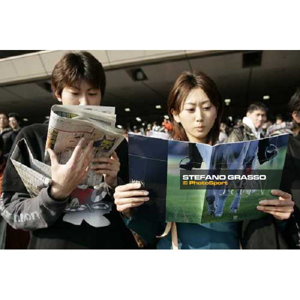 racegoers at Fuchu race course Tokyo, 27th november 2005 ph. Stefano Grasso