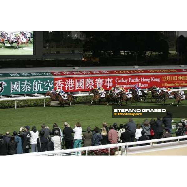 Douglas White on Elfhelm at few meters to the line of the 2nd leg of Cathay Pacific International Jockey\'s Championship at Happy Valley Hong Kong, 8th december 2005 ph. Stefano Grasso