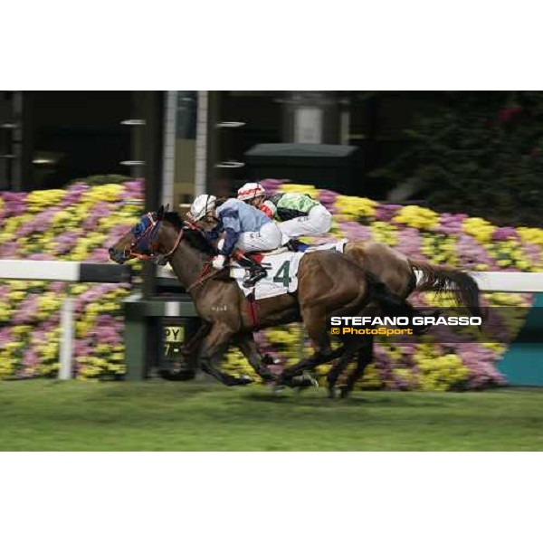 Douglas White on Elfhelm(4) wins the 2nd leg of Cathay Pacific International Jockey\'s Championship at Happy Valley Hong Kong, 8th december 2005 ph. Stefano Grasso