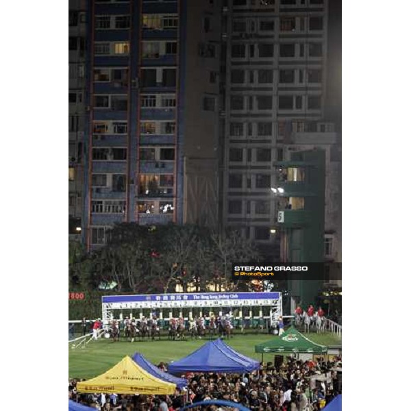 the start of the 2nd leg of Cathay Pacific International Jockey\'s Championship at Happy Valley Hong Kong, 8th december 2005 ph. Stefano Grasso