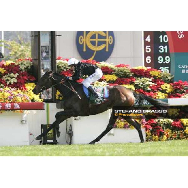 Kieren Fallon on Oujia Board wins the Cathay Pacific Hong Kong Vase at Sha Tin race course Hong Kong, 11th december 2005 ph. Stefano Grasso