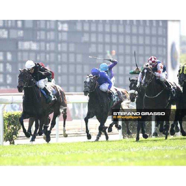 at last few metersto the line Kieren Fallon on Oujia Board leads and wins the Cathay Pacific Hong Kong Vase at Sha Tin race course Hong Kong, 11th december 2005 ph. Stefano Grasso