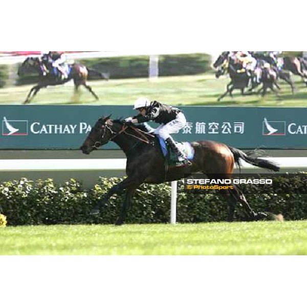 last few meters for Kieren Fallon on Oujia Board winners of the Cathay Pacific Hong Kong Vase at Sha Tin race course Hong Kong, 11th december 2005 ph. Stefano Grasso