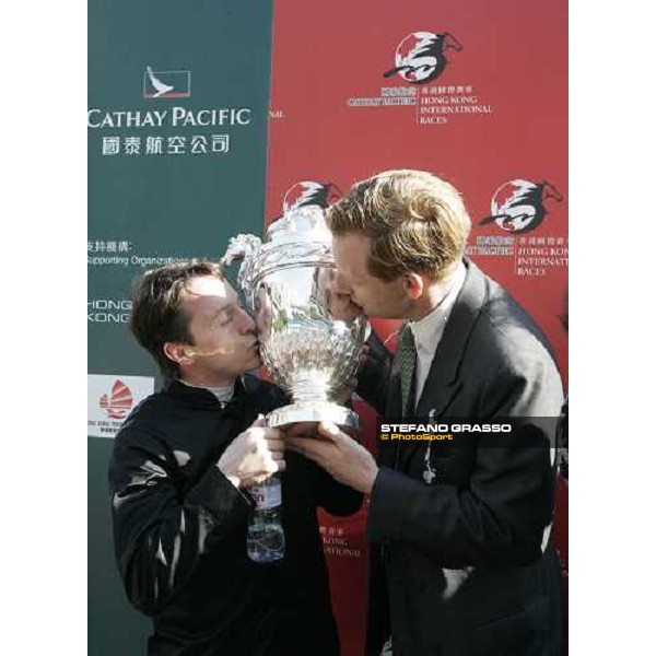 Lord Derby and Kieren Fallon kiss the cup after winning with Oujia Board the Cathay Pacific Hong Kong Vase at Sha Tin race course Hong Kong, 11th december 2005 ph. Stefano Grasso