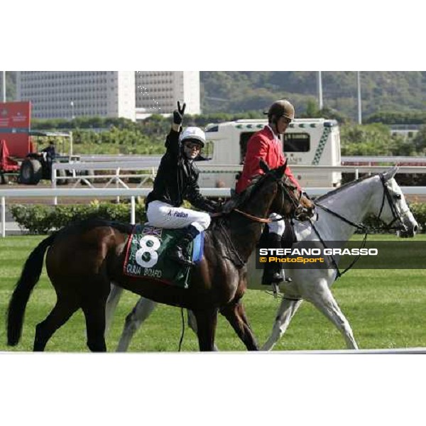 Kieren Fallon comes back in triumph on Oujia Board after winning the Cathay Pacific Hong Kong Vase at Sha Tin race course Hong Kong, 11th december 2005 ph. Stefano Grasso