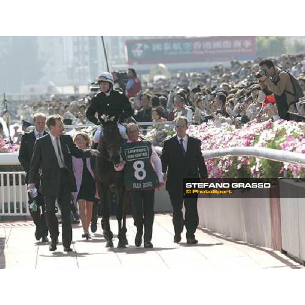 Lord Derby coming back with Oujia Board and Kieren Fallon after winnoing the Cathay Pacific Hong Kong Vase at Sha Tin race course Hong Kong, 11th december 2005 ph. Stefano Grasso