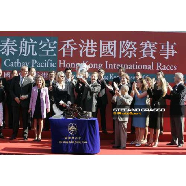 Lord Derby stand the cup with all Oujia Board\'s connection winners of the Cathay Pacific Hong Kong Vase at Sha Tin race course Hong Kong, 11th december 2005 ph. Stefano Grasso