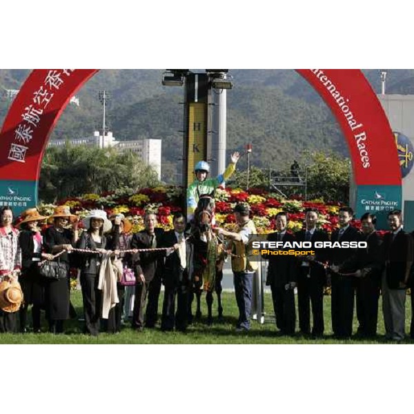 Natural Blitz\'z connection winners of the Cathay Pacific Hong Kong Sprintat Sha Tin race course Hong Kong, 11th december 2005 ph. Stefano Grasso