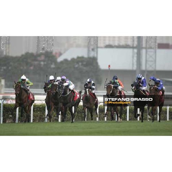 the horses of the Cathay Pacific Hong Kong Cup fight at 50 meters to the line. The winner Vengeance of Rain, 4th from left. Hong Kong, 11th dec. 2005 ph. Stefano Grasso