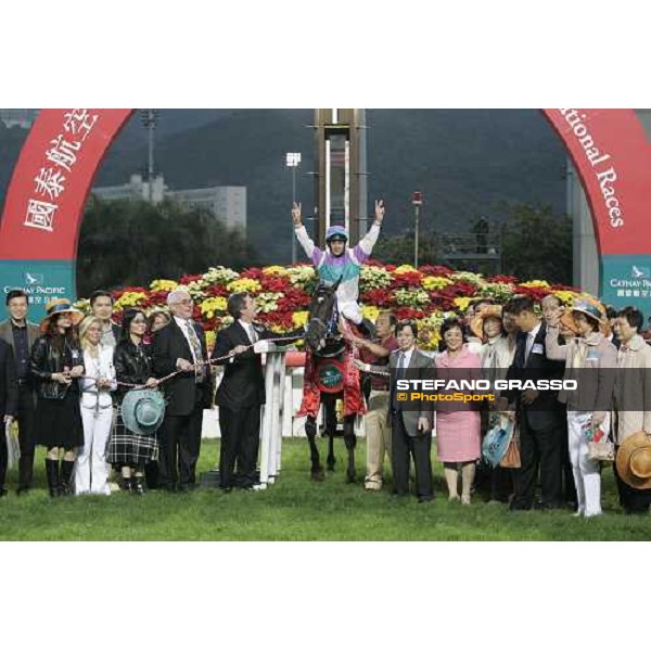 Vengeance of Rain\'s connection poses for photographers after the triumph in the Cathay Pacific Hong Kong Cup at Sha Tin race course Hong Kong, 11th dec. 2005 ph. Stefano Grasso