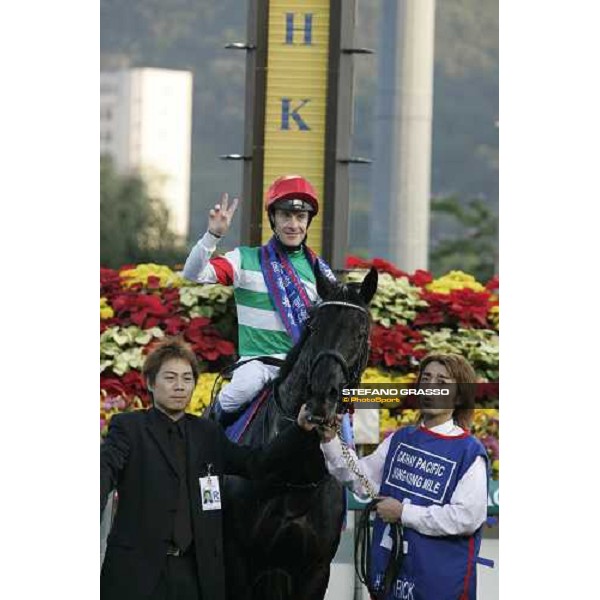 giving prize of The Cathay Pacific Hong Kong Mile won by Olivier Peslier on Hat Trick Hong Kong, 11th dec. 2005 ph. Stefano Grasso
