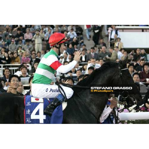 Olivier Peslier on Hat Trick enters in the winner enclosure after winning the Cathay Pacific Hong Kong Mile Hong Kong, 11th dec. 2005 ph. Stefano Grasso