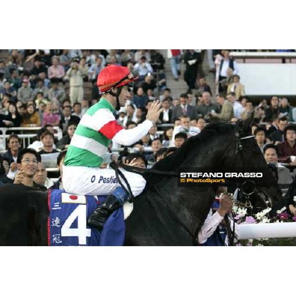 Olivier Peslier on Hat Trick enters in the winner enclosure after winning the Cathay Pacific Hong Kong Mile Hong Kong, 11th dec. 2005 ph. Stefano Grasso