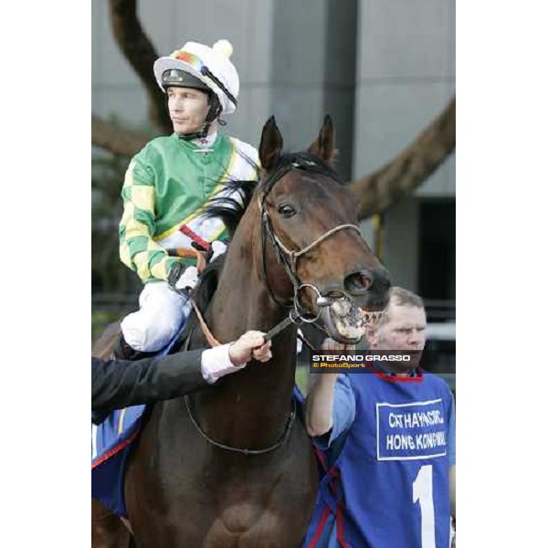 Philip Robinson on Rakti enters in the track before the Cathay Pacific Hong Kong Mile Hong Kong, 11th dec. 2005 ph. Stefano Grasso