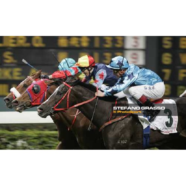 finish of the 2nd leg of Cathay Pacific Jockey\'s Championship at HAppy Valley Hong Kong, 8th dec.2005 ph. Stefano Grasso