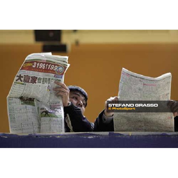 racegoers at HAppy Valley Hong Kong, 8th dec.2005 ph. Stefano Grasso