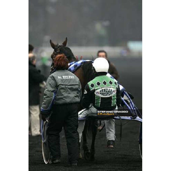 Enrico Bellei comes back to the stable with Arc de Triomphe after the race Paris Vincennes, 28th january 2006 ph. Stefano Grasso