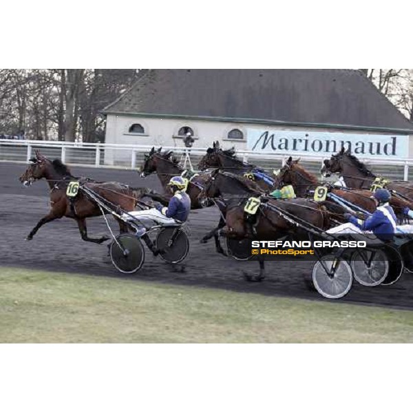 on the first bend of 85¡ Grand Prix D\'Amerique Gigant Neo leads followed by Kazier de Guez and Jag de Bellouet Paris, 29th january 2006 ph. Stefano Grasso