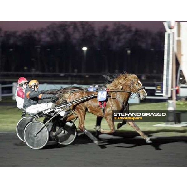 Olivier Raffin with Orateur wins Prix de MEadowlands beating Roberto Andreghetti with Forges Lb Paris Vincennes, 29th january 2006 ph. Stefano Grasso