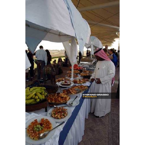 breakfast at Godolphin Al Quoz - Godolphin Stables Dubai march 24 2004 ph. Stefano Grasso
