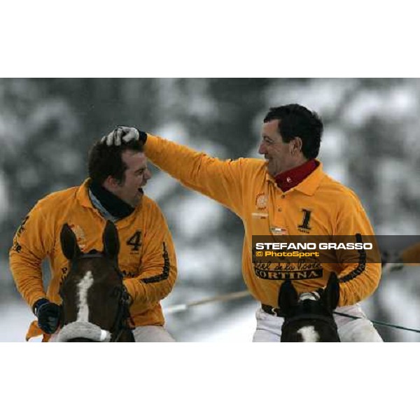 Il capitano dell\' Hotel de La Poste Luca d\'Orazio si congratula con Eduardo Menendez, goleador del torneo Cortina Winter Polo Jaeger-LeCoultre Gold Cup Cortina, 25 febbrai 2006 ph. Stefano Grasso