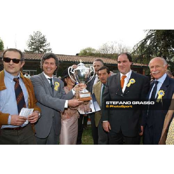 \'giving prize of 176.a Corsa dell\' Arno - Trofeo Lottomatica. Florence april 25 2003 -ph.Stefano Grasso\' 