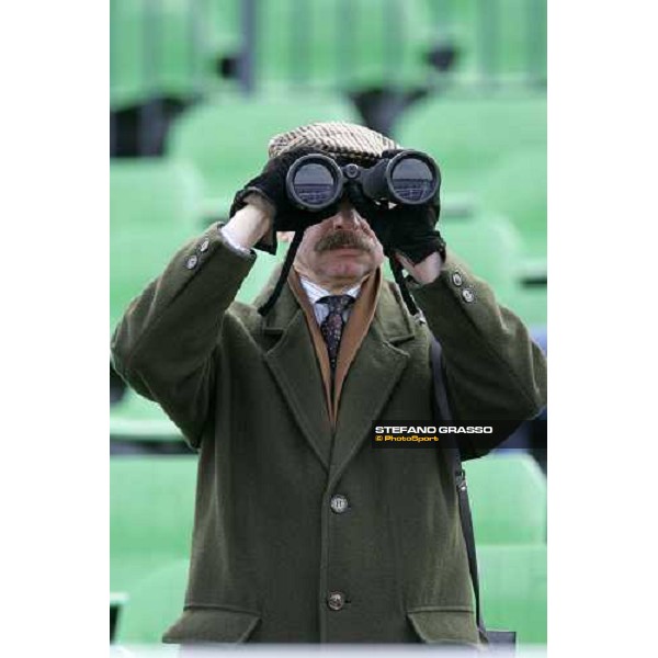 a racegoer at Rome Capannelle Rome, 19 febbraio 2006 ph.Stefano Grasso