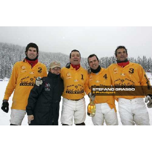 Cortina Winter Polo Cup - Caterina Vagnozzi, capo ufficio stampa del torneo con il team vincitore Hotel de la Poste 2.o class. Trofeo Ski Pass Cortina, 25 febbraio 2006 ph. Stefano Grasso