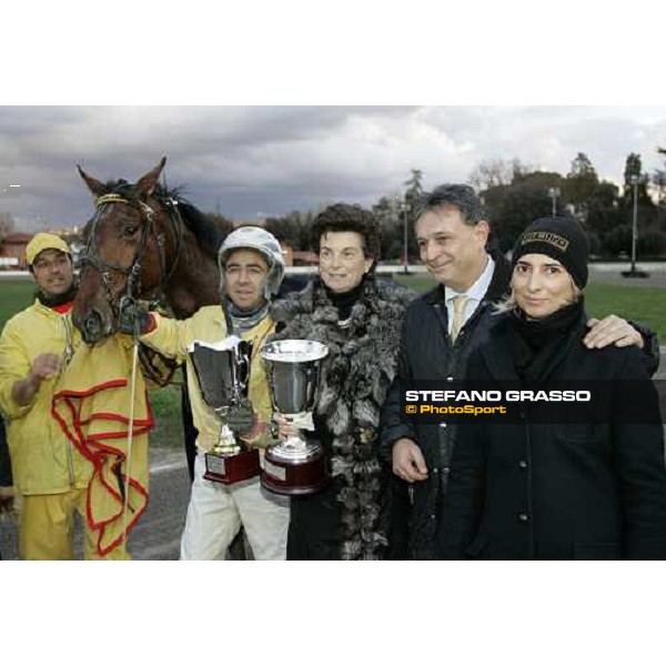 giving prize of Premio Beatrice - Giuseppe Lombardo with Gloria Gaynor, the owner Mrs. Meli and dott. Cesari Firenze, 5th march 2006 ph. Stefano Grasso