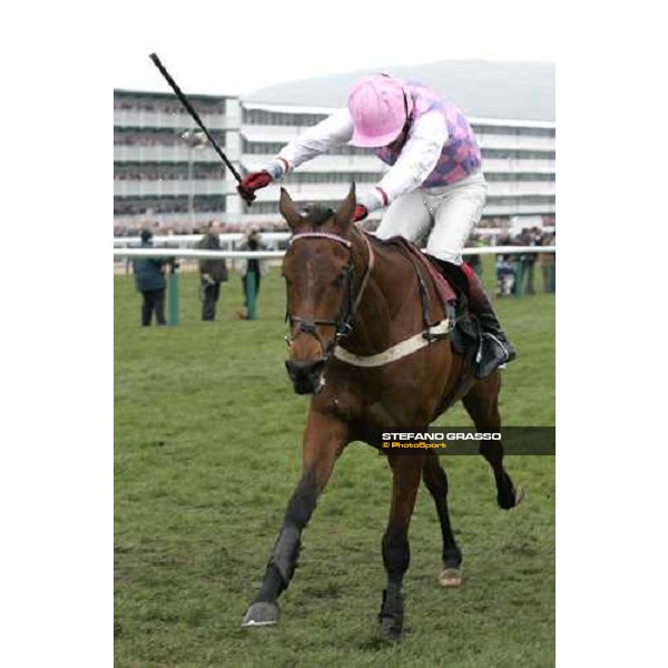 Robert Thornton with Voy Por Ustedes flies to the post of the Irish Independent Arkle Challenge Trophy Cheltenham, 1st day - 14th march 2006 ph. Stefano Grasso