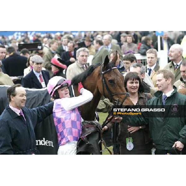 Robert Thornton with Voy Por Ustedes in the winner circle of the Irish Independent Arkle Challenge Trophy Cheltenham, 1st day - 14th march 2006 ph. Stefano Grasso