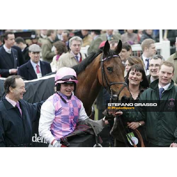 Robert Thornton with Voy Por Ustedes in the winner circle of the Irish Independent Arkle Challenge Trophy Cheltenham, 1st day - 14th march 2006 ph. Stefano Grasso