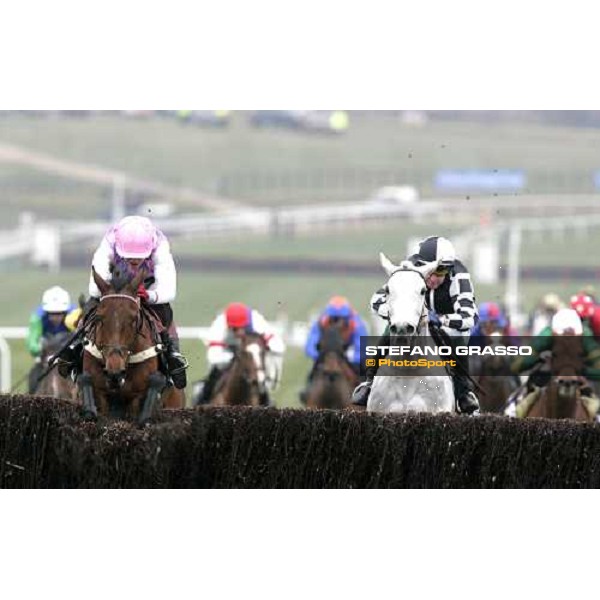 Robert Thornton with Voy Por Ustedes jumps the last fence and flies to the line of the Irish Independent Arkle Challenge Trophy followed by Monet\'s Garden (right) Cheltenham, 1st day - 14th march 2006 ph. Stefano Grasso