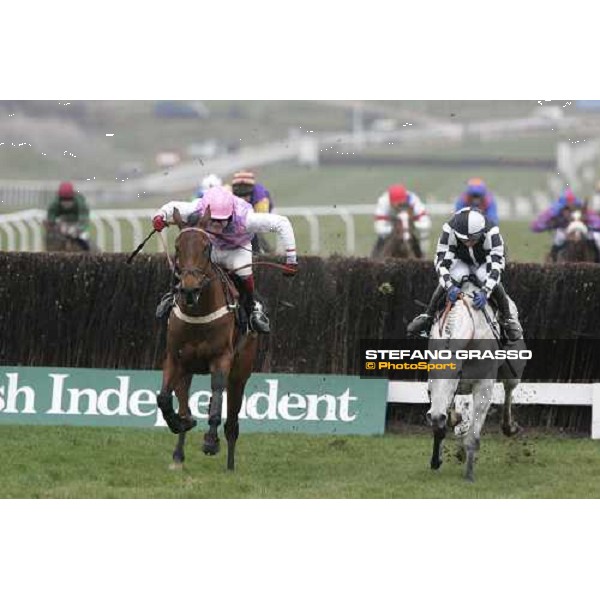Robert Thornton with Voy Por Ustedes flies to the line of the Irish Independent Arkle Challenge Trophy followed by Monet\'s Garden Cheltenham, 1st day - 14th march 2006 ph. Stefano Grasso