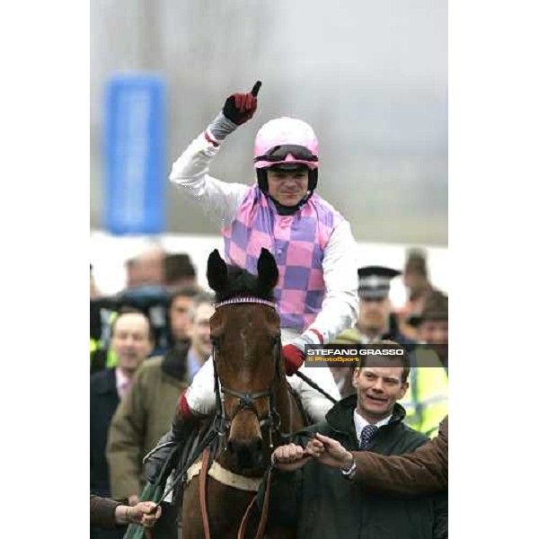Robert Thornton with Voy Por Ustedes enters in the winner circle of the Irish Independent Arkle Challenge Trophy Cheltenham, 1st day - 14th march 2006 ph. Stefano Grasso
