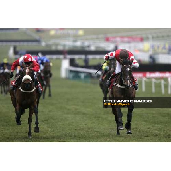 Johnny Murtagh on Golden Cross and Robert Thorton on My Way de Solzen at the last few meters to the post of the Ladbrokes World Hurdle Race Cheltenham, 16th march 2006 ph. Stefano Grasso